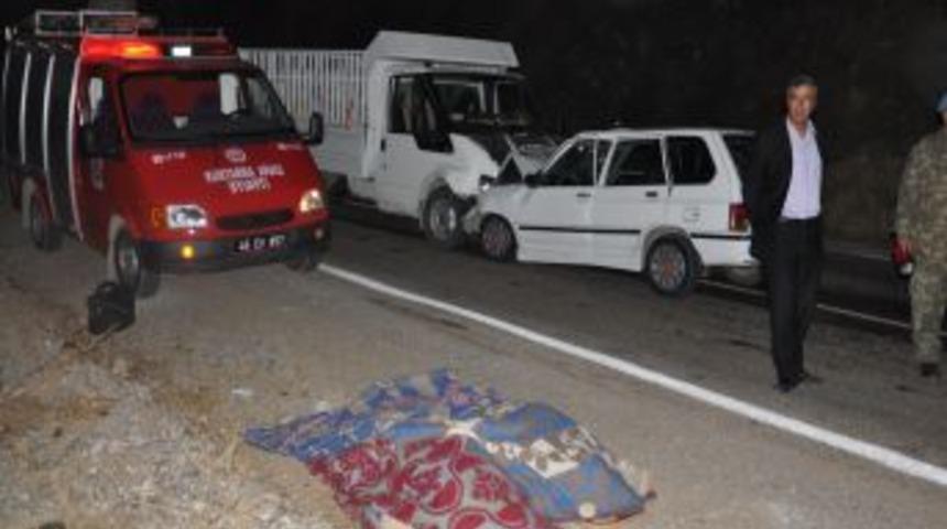 Kamyonet ve otomobil &ccedil;arpıştı: 2 &ouml;l&uuml;, 2'si ağır 6 yaralı