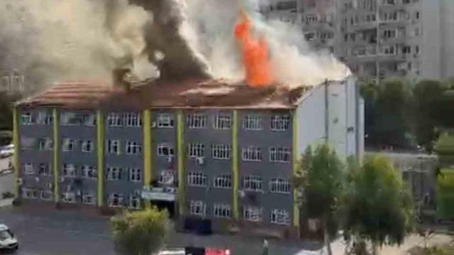 İzmir’de okul çatısında korkutan yangın