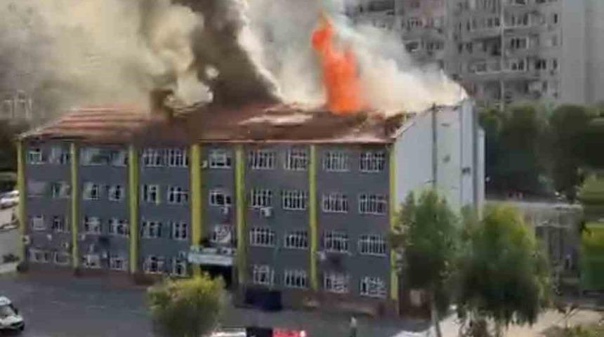 İzmir&rsquo;de okul &ccedil;atısında korkutan yangın