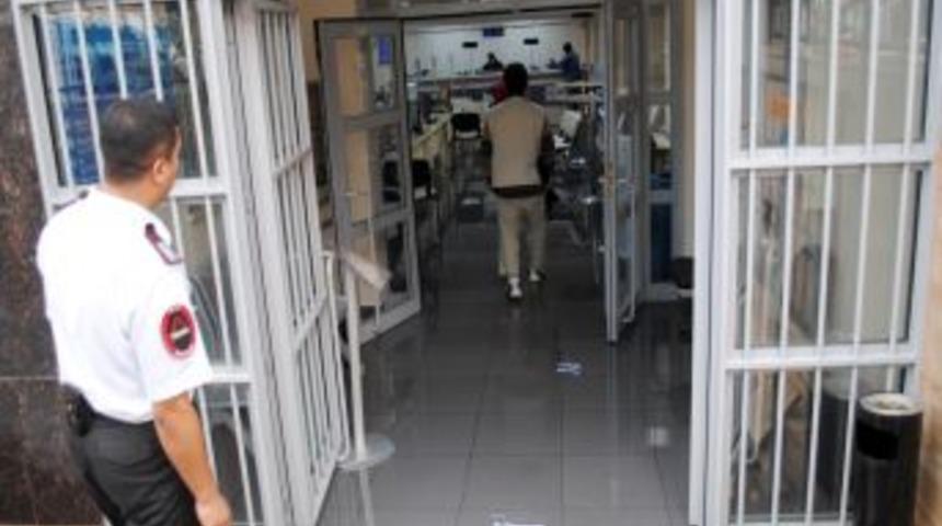 Manavgat T&uuml;rk Telekom M&uuml;d&uuml;rl&uuml;ğ&uuml;'n&uuml; su bastı