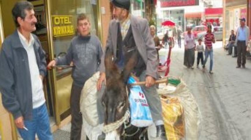 Dede, kaldırımda eşeğini d&ouml;rt nala s&uuml;rd&uuml;