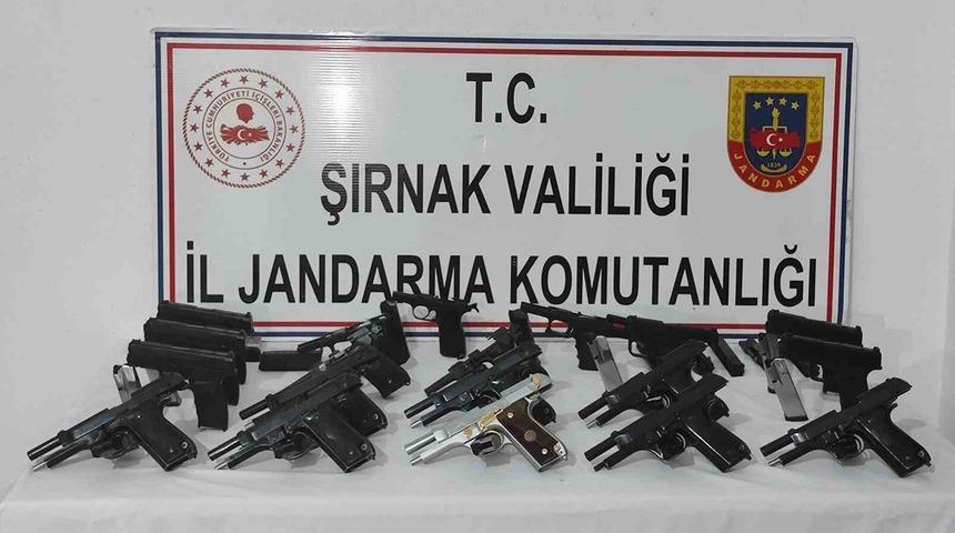 Şırnak&rsquo;ta 3 tır i&ccedil;erisinde silah ve uyuşturucu ele ge&ccedil;irildi