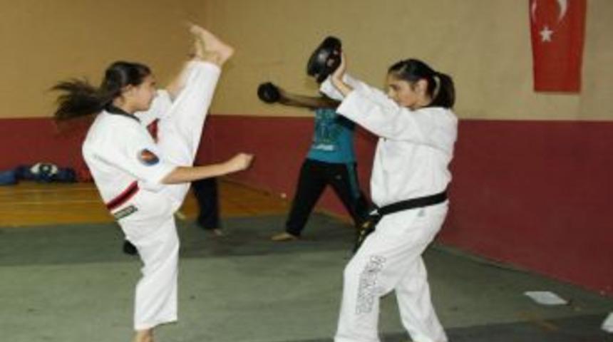 Tekvando Antren&ouml;r&uuml; T&uuml;rkyılmaz: Başarılı sporcular yetiştirmek istiyoruz