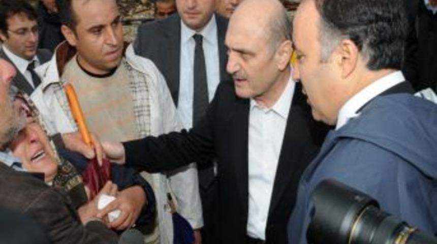 &Ccedil;evre ve Şehircilik Bakanı Bayraktar felaket b&ouml;lgesini gezdi