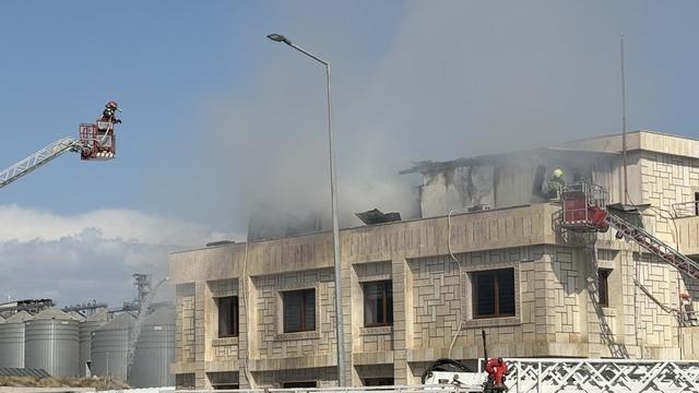 Mersin'de fabrikada yangın: Alevler çatı katını sardı