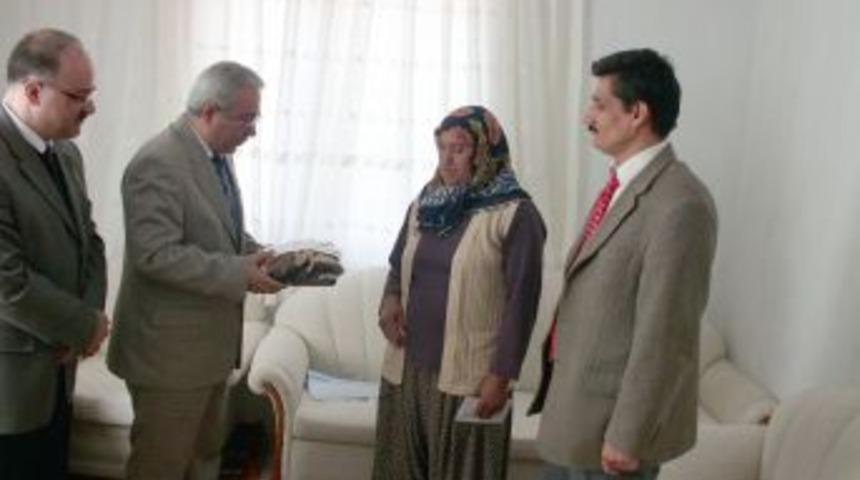 M&uuml;ft&uuml;l&uuml;kten, şehit ailesine bayram &ouml;ncesi ziyaret