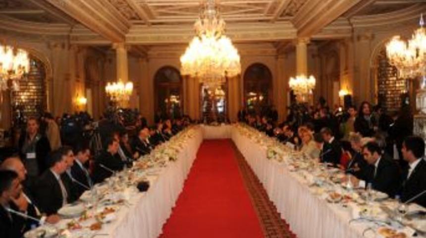 Medya y&ouml;neticileri, anayasa komisyonu &uuml;yeleriyle kahvaltıda buluştu