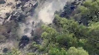 Deprem sırasında kaya paniği! Yamaçtan aşağı düştü