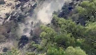 Deprem sırasında kaya paniği! Yama&ccedil;tan aşağı d&uuml;şt&uuml;