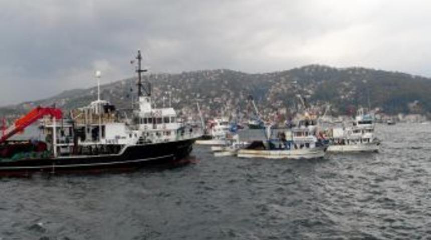 Balık&ccedil;ılardan İstanbul Boğazı'nda '&ccedil;inekop' protestosu
