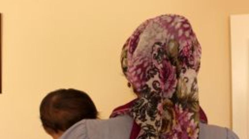 Şiddete uğrayan &ccedil;aresiz kadınlar &lsquo;adli yardıma&rsquo; sığınıyor