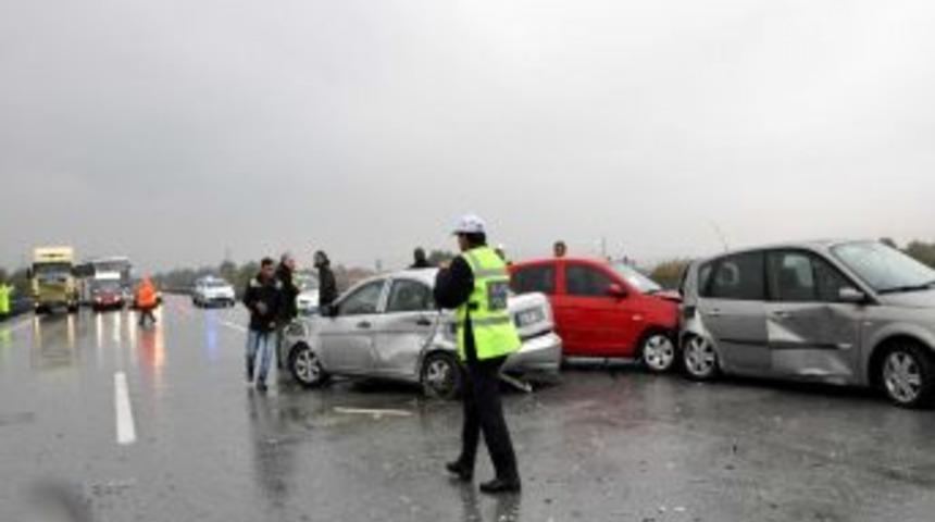 Yakılan lastikler TEM'de zincirleme kazaya yol a&ccedil;tı: 2 yaralı