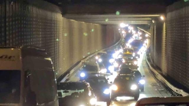 Bursa’da bariyerlere çarpan araçta 2 kişi yaralandı
