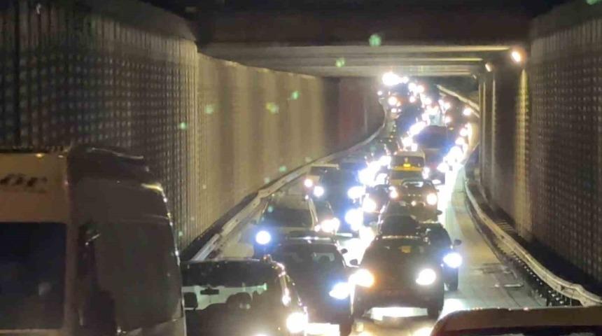 Bursa&rsquo;da bariyerlere &ccedil;arpan ara&ccedil;ta 2 kişi yaralandı