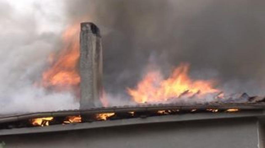 İtfaiye aracı alt ge&ccedil;ite takıldı, yangın b&uuml;y&uuml;d&uuml;