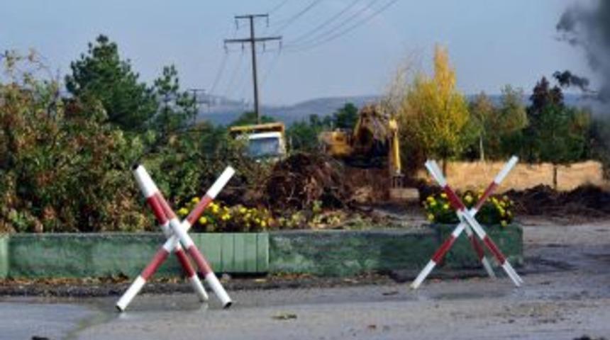 Belediye, yol i&ccedil;in Zırhlı Birlikler'in sınırlarına girdi