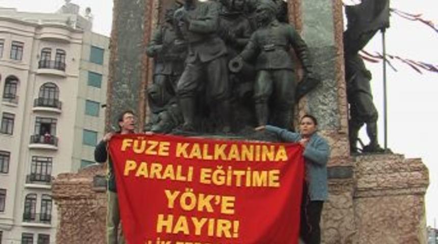 Taksim Cumhuriyet anıtında pankart gerginliği