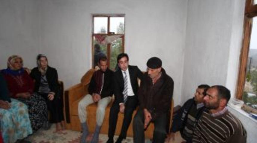 Denizli'deki selzede G&uuml;m&uuml;ş ailesine Sevgi Eli uzandı