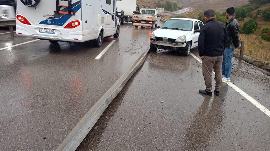 Erzurum&rsquo;da korkutan kaza! 4 ara&ccedil; &ccedil;arpıştı, can kaybı yaşanmadı