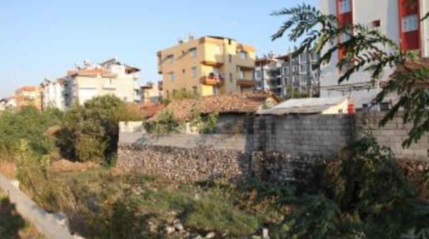 Dere kenarlarına yapılan ruhsatsız yapılar yıkılıyor