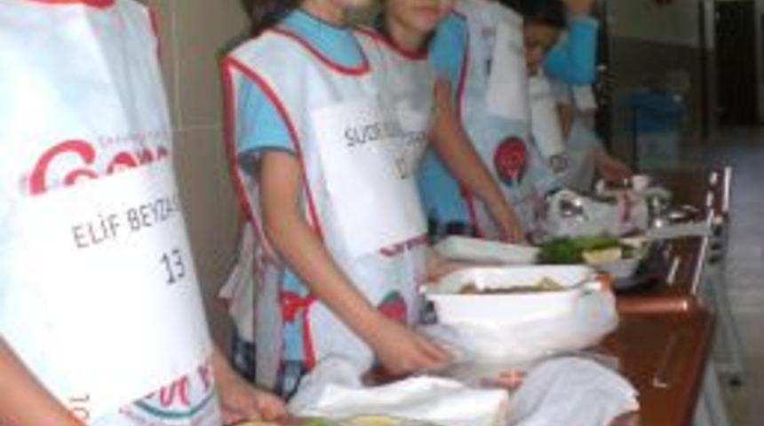 &Ouml;ğrenciler annelerinin yemeklerini yarıştırdı