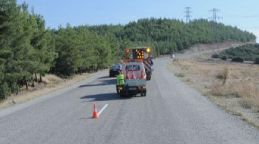 Denizli&rsquo;de asfaltsız k&ouml;y yolu kalmadı, şimdi trafik g&uuml;venliği arttırılıyor