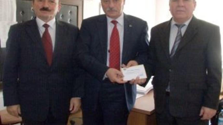 Nallıhan Belediyesi'nden 100 &ouml;ğrenciye bayramlık