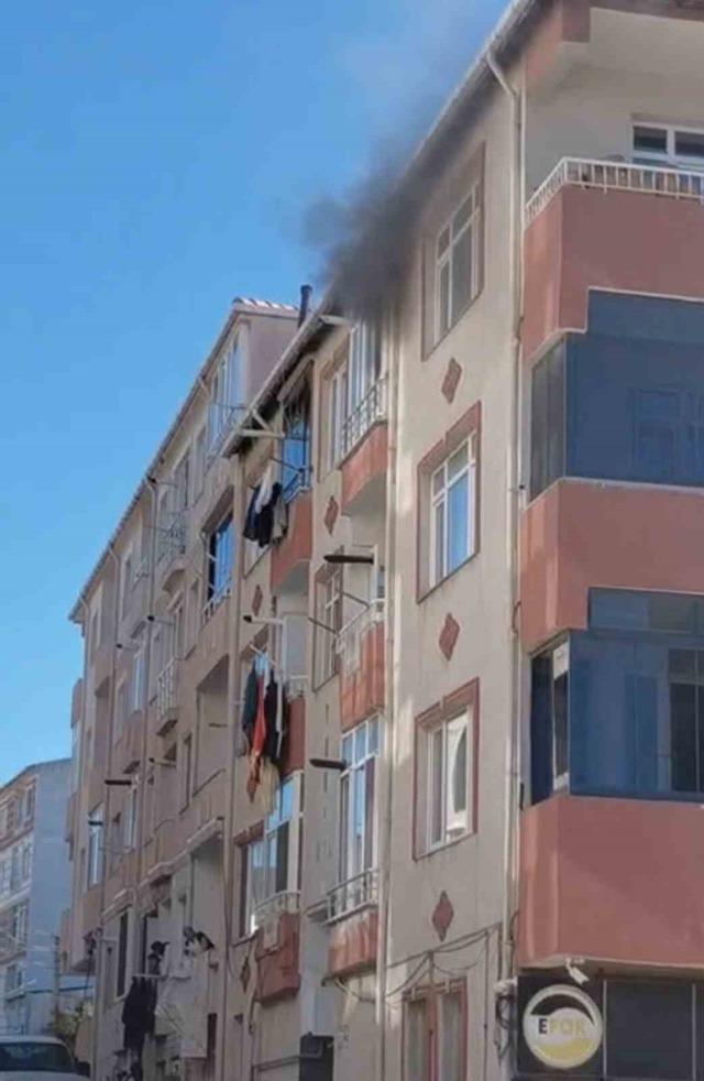 Gelibolu’da bir apartmanın 4’üncü katından çıkan yangın korkuttu 1