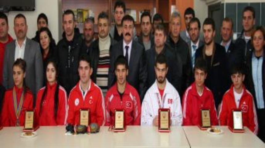 BİSAYDER, şampiyonları &ouml;d&uuml;llendirdi