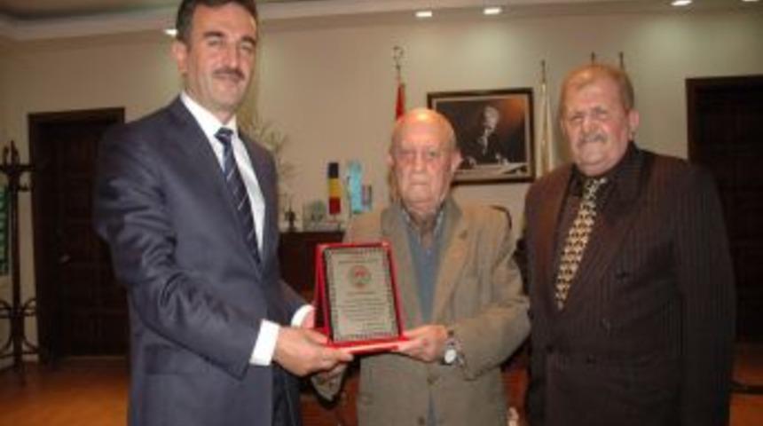 Kırk yıllık hizmet plaketle &ouml;d&uuml;llendirildi
