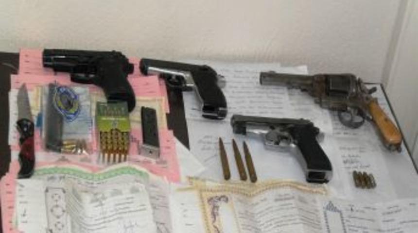 Denizli&rsquo;de tefecilik yaptığı iddia edilen &uuml;&ccedil; kişi tutuklandı