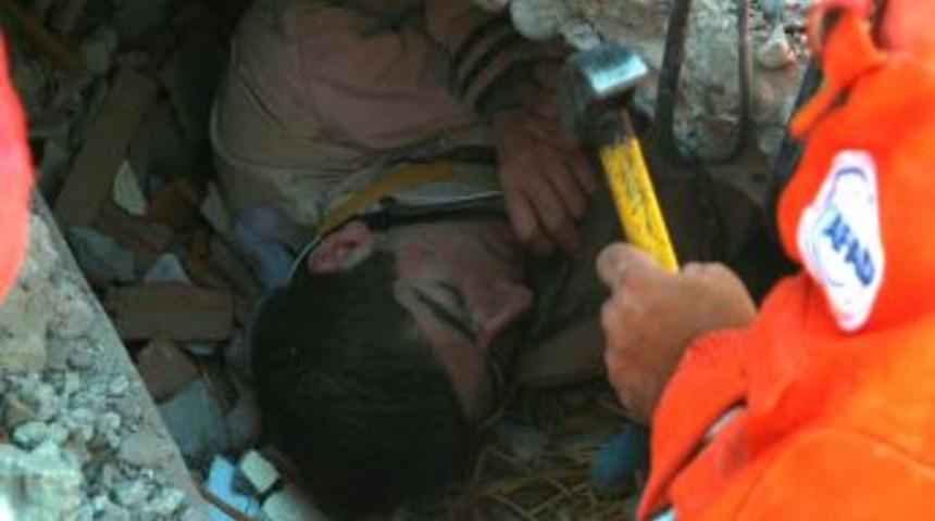 Sivil savunma ekibinin objektifinden Van depremi