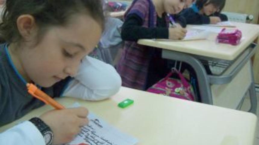 Bayram tebriği g&ouml;nderdiği depremzede &ccedil;ocuğu evine davet etti