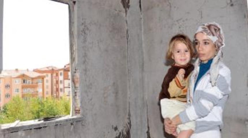 Evi yanan aileye Kimse Yok Mu g&ouml;n&uuml;ll&uuml;leri sahip &ccedil;ıktı