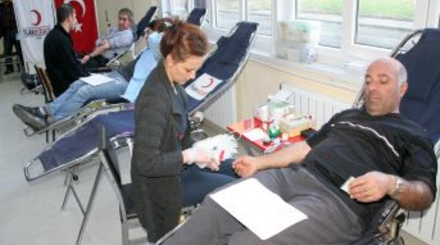 Erzincan Şeker Fabrikası &ccedil;alışanlarından deprem b&ouml;lgesine kan bağışı