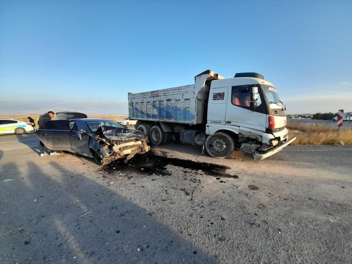 Konya&rsquo;da kamyon otomobille &ccedil;arpıştı: 1 yaralı 2