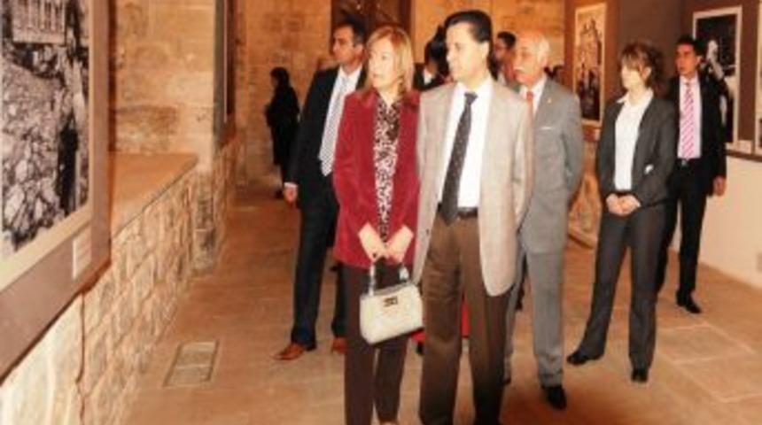 Sayrele Ara G&uuml;ler Mardin'de sergisi a&ccedil;ıldı