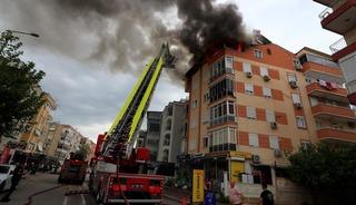 Antalya'da 5 katlı apartmanın &ccedil;atısında yangın paniği