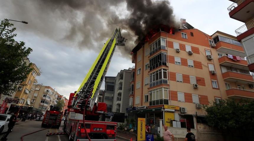 Antalya'da 5 katlı apartmanın &ccedil;atısında yangın paniği