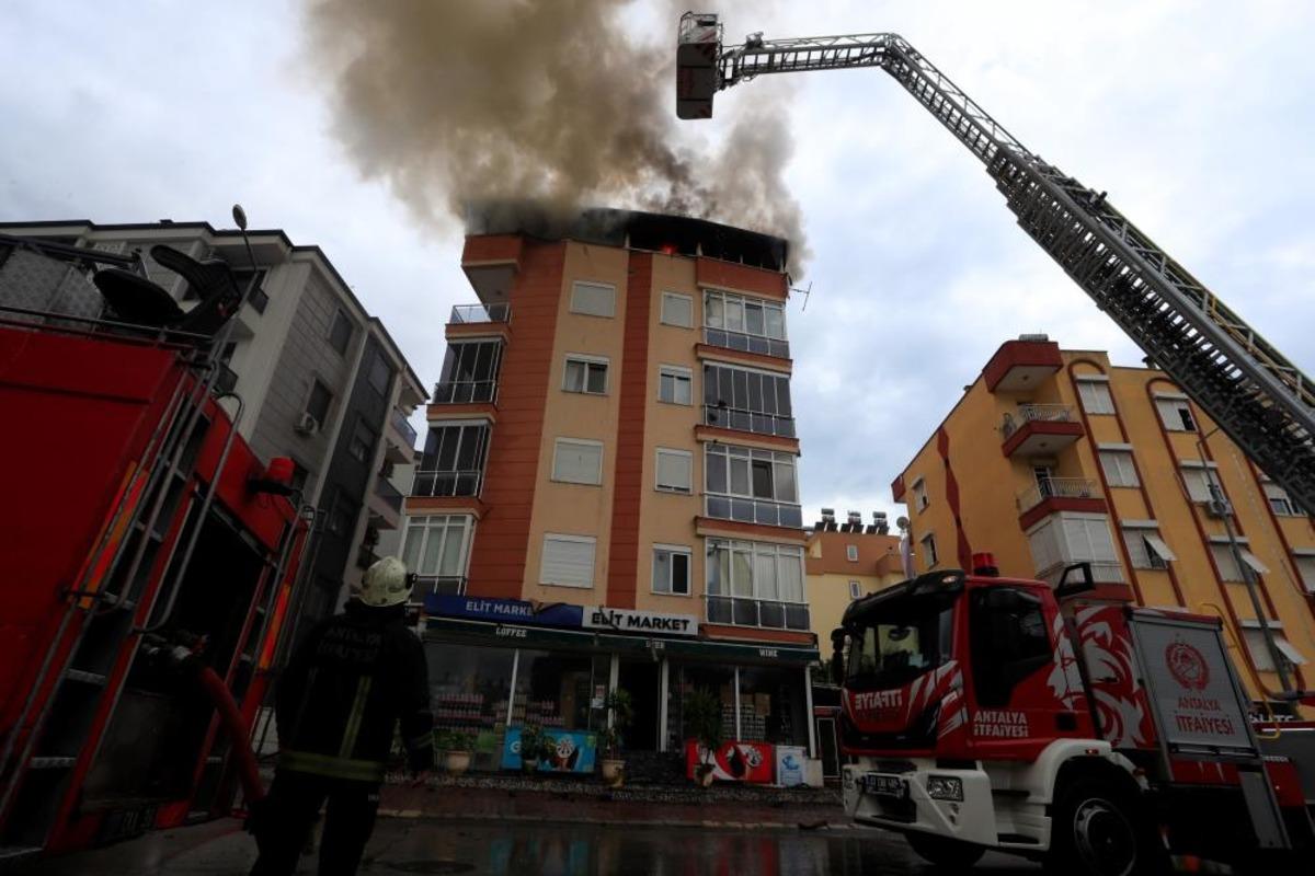 Antalya da 5 katlı apartmanın &ccedil;atısında yangın paniği 2