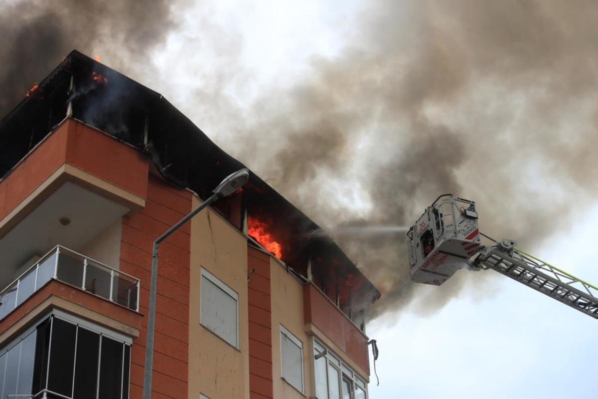 Antalya da 5 katlı apartmanın &ccedil;atısında yangın paniği 1