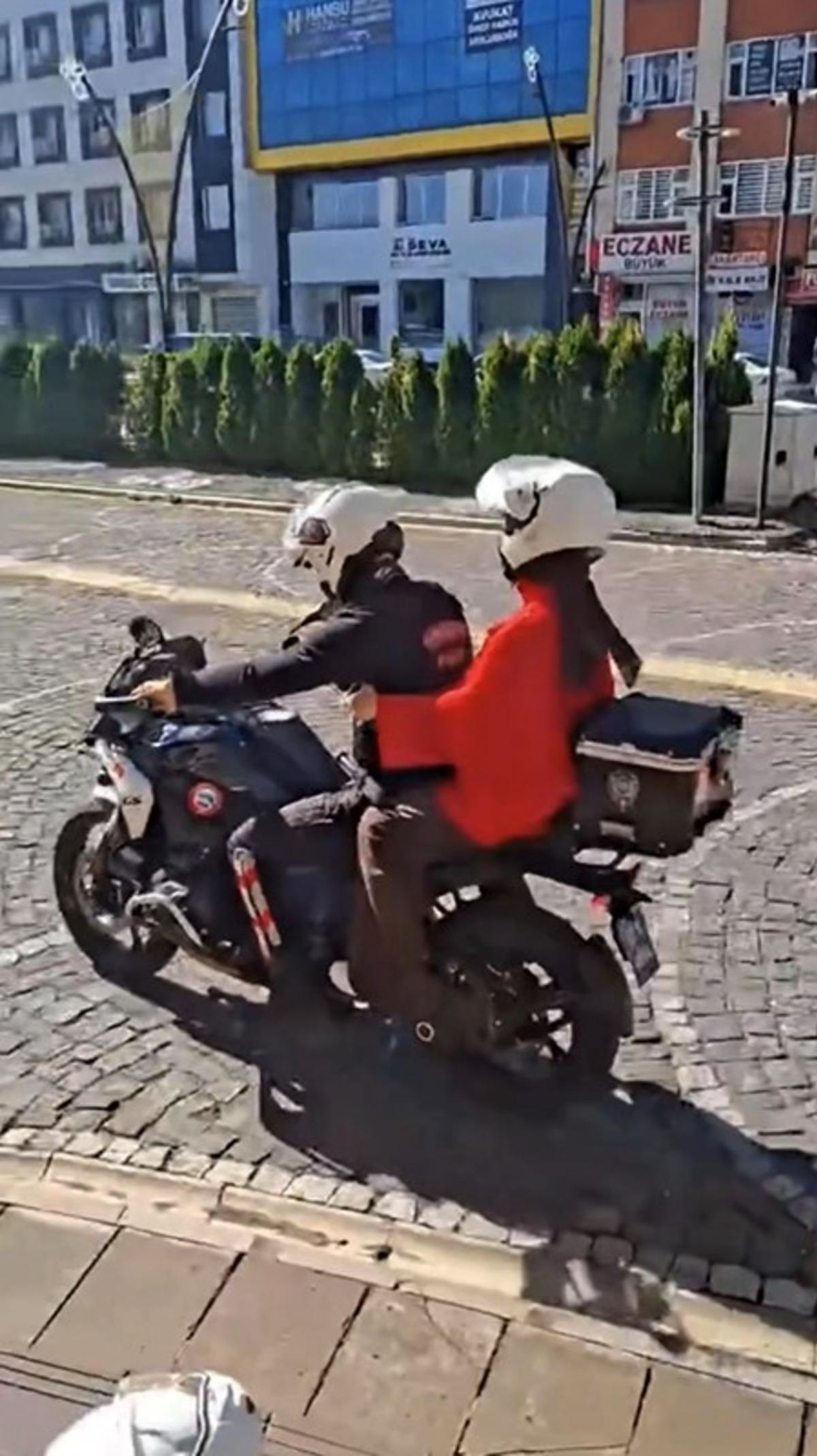 Bingöl’de polis ekipleri KPSS adaylarını sınava yetiştirdi 1