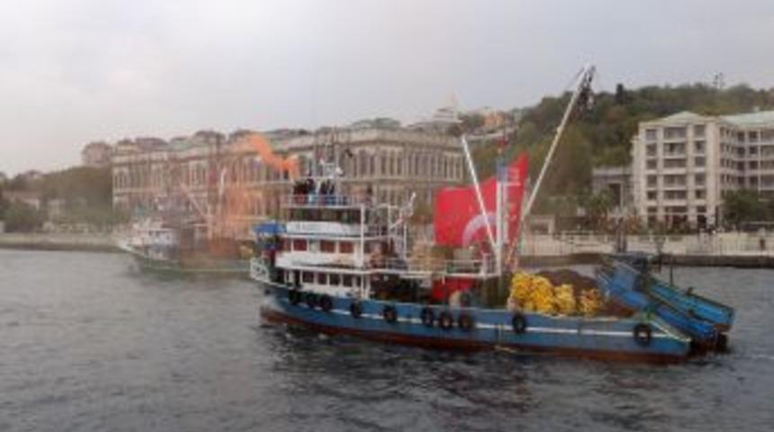Balık&ccedil;ılardan İstanbul Boğazı'nda '&ccedil;inekop' protestosu