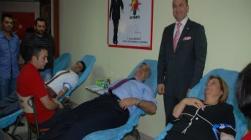 AK Parti Van'daki depremzedeler i&ccedil;in kan verdi