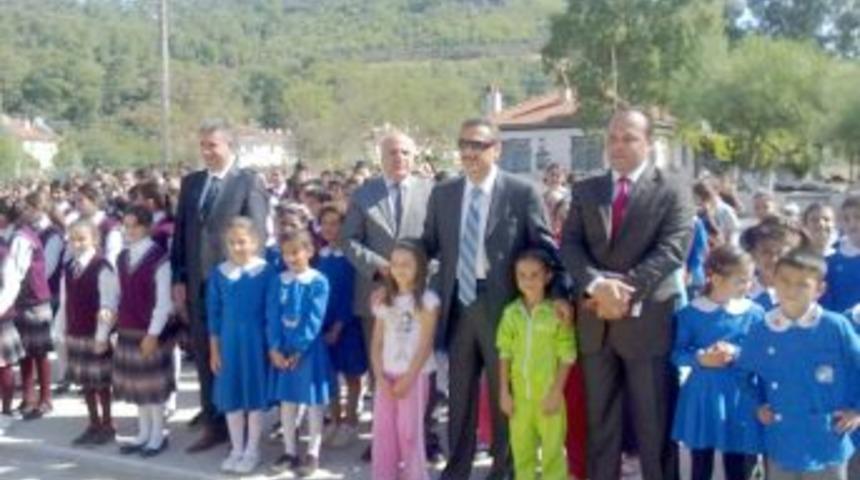 Muğla&rsquo;da G&ouml;k&ccedil;e Zeynep G&ouml;nen İlk&ouml;ğretim Okulu&rsquo;na Beyaz Bayrak verildi