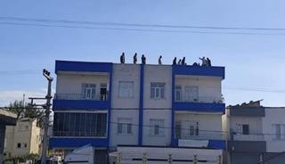 Bismil&rsquo;de elektrik akımına kapılan usta &ouml;ld&uuml;, 2 &ccedil;ırağı ağır yaralandı