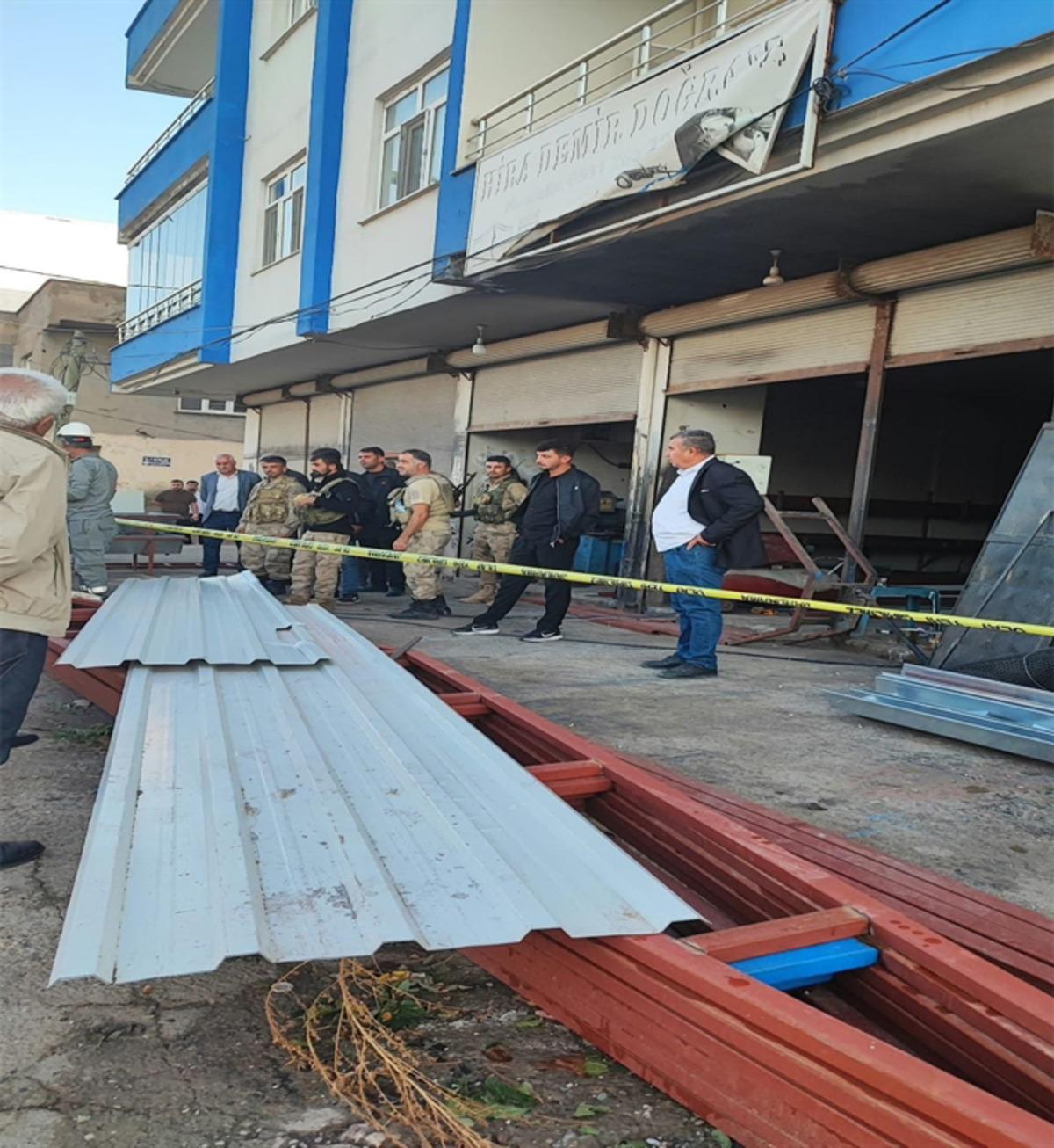 Diyarbakır da feci olay: Elektrik akımına kapılan usta &ouml;ld&uuml;, 2 &ccedil;ırağı ağır yaralandı 2