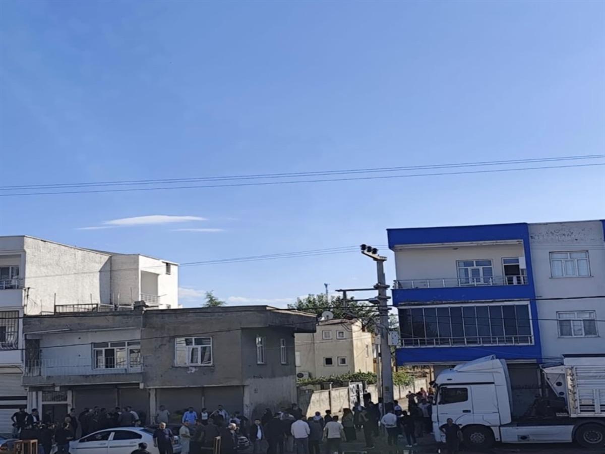 Diyarbakır da feci olay: Elektrik akımına kapılan usta &ouml;ld&uuml;, 2 &ccedil;ırağı ağır yaralandı 3
