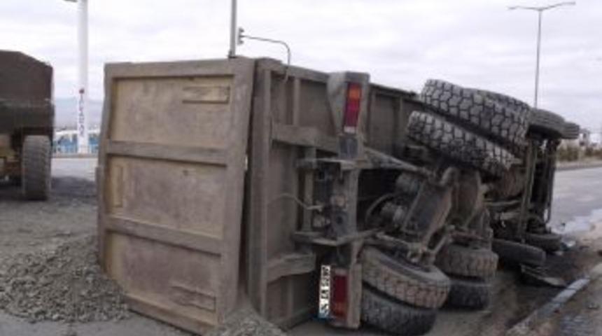 Freni boşalan kamyon, kırmızı ışıkta bekleyen TIR'a &ccedil;arparak devrildi