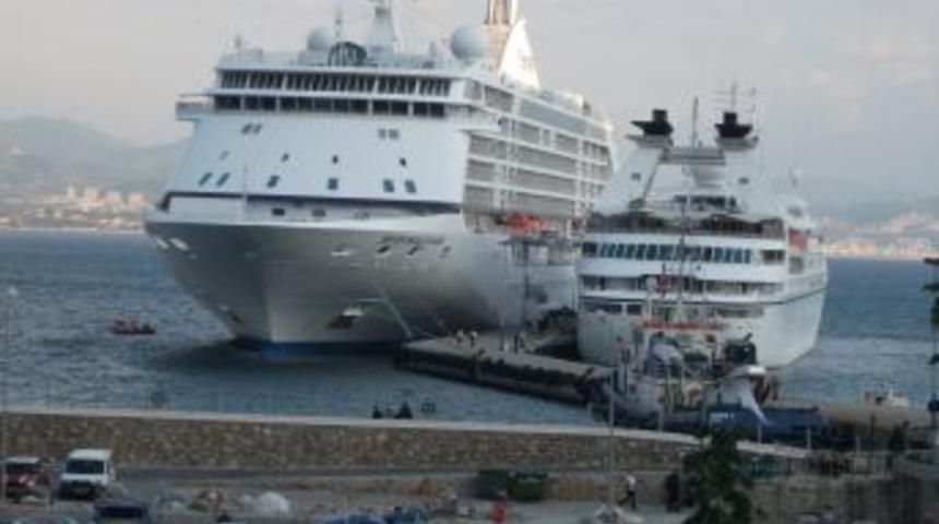 Kruvaziyer turist gemileri Alanya Limanı'nda